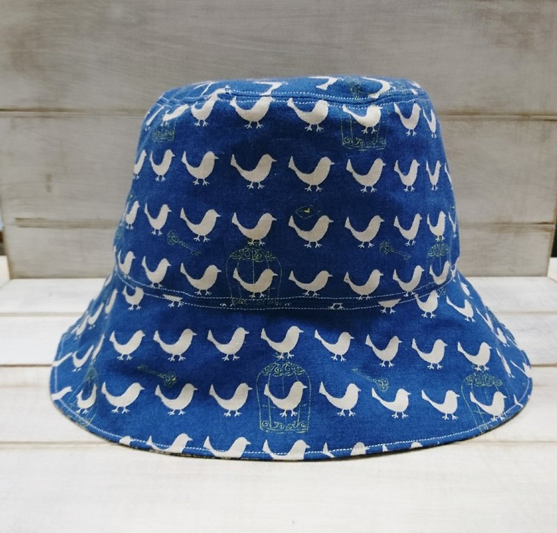 藍底小鳥圖紋&灰藍小碎花雙面漁夫帽/遮陽帽 - 帽子 - 棉．麻 藍色