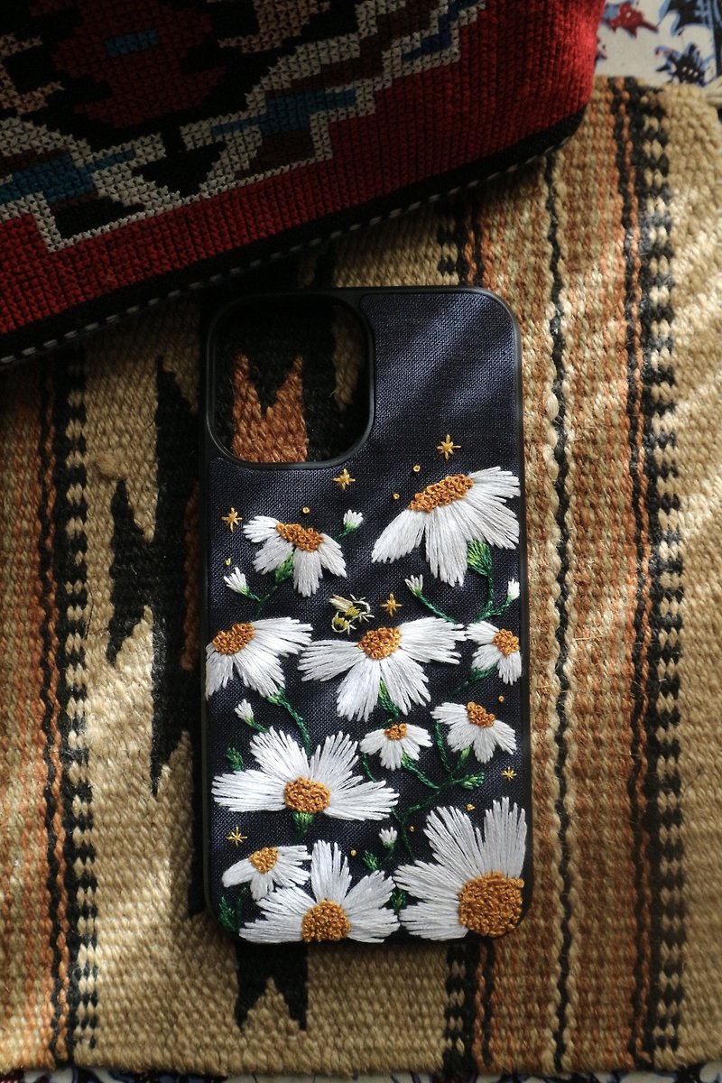 Flowers embroidery - 手機殼/手機套 - 繡線 多色