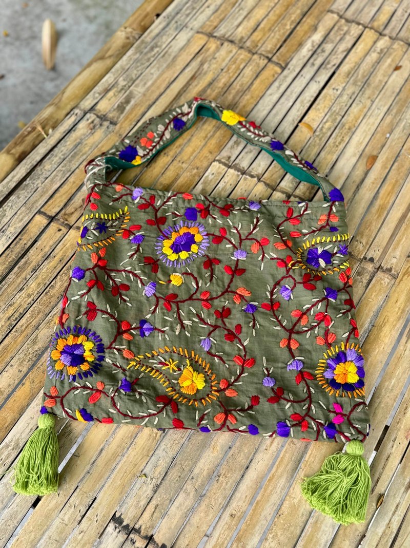 Hand embroidered army green floral shoulder bag shoulder bag side shoulder bag side backpack - กระเป๋าแมสเซนเจอร์ - ผ้าไหม สีเขียว