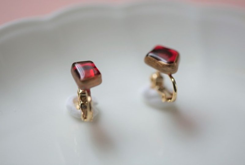 Kintsugi stained glass Clip-On red, diamond - ต่างหู - แก้ว สีแดง