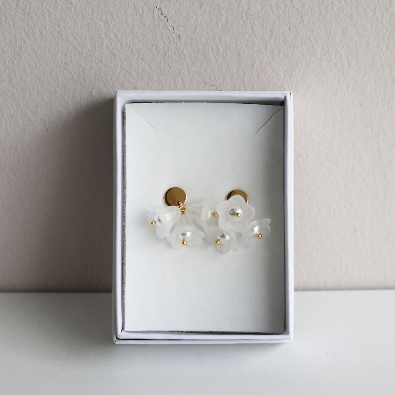 Petite Fleur in Pearl | Flower Earrings / Stainless Steel - Earrings & Clip-ons - Acrylic Silver