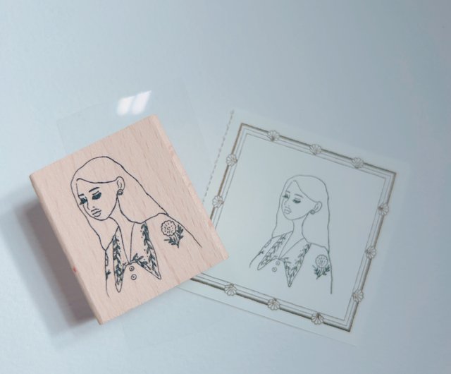 ブナの木スタンプ 刺繍えりの女の子 ショップ ラ ドルチェ ヴィータ La Dolce Vita はんこ スタンプ台 Pinkoi