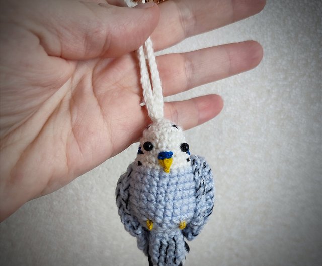 青いインコのバッジーの手作り。かぎ針編みあみぐるみ鳥動物