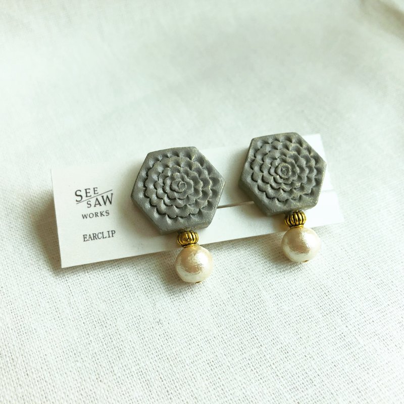 Rose and cotton pearl ear clip - ต่างหู - ดินเหนียว สีเทา