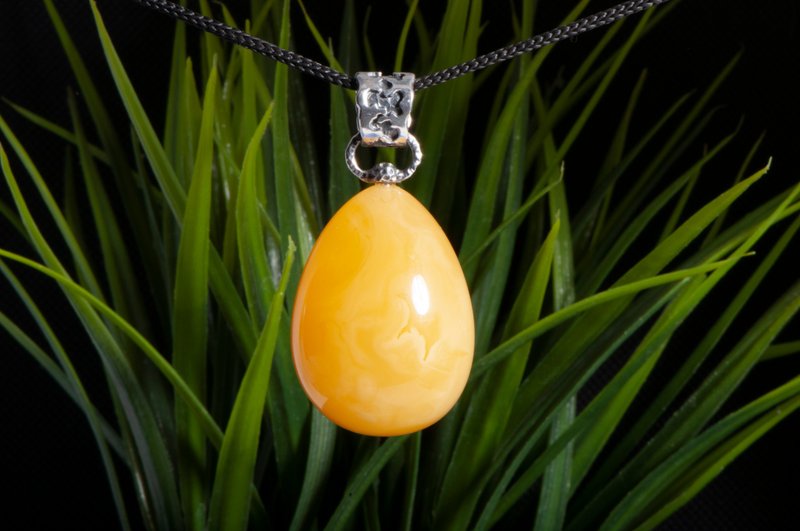 Authentic Baltic Amber Pendant: Handcrafted Ukrainian Jewelry - Elegant Orange - สร้อยคอ - เครื่องประดับพลอย สีเหลือง