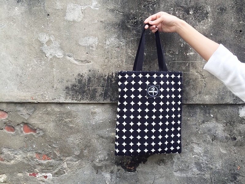 toutoubags/ canvas bag-pop style dot - กระเป๋าถือ - วัสดุอื่นๆ สีดำ