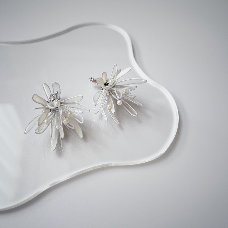 Daydream flower pendant resin earrings - Earrings & Clip-ons - Resin White