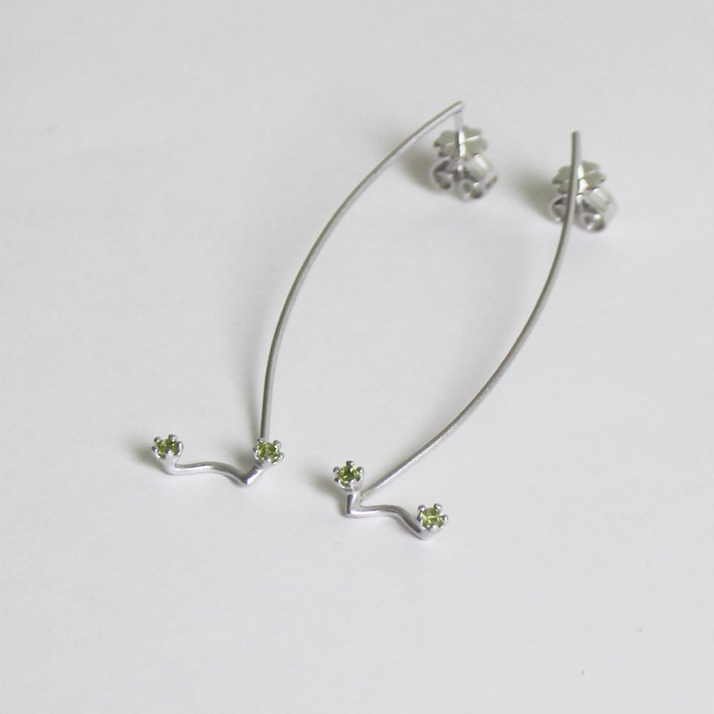 Mollis Earrings (Peridot) sand blast finishing - 耳環/耳夾/耳骨夾 - 純銀 