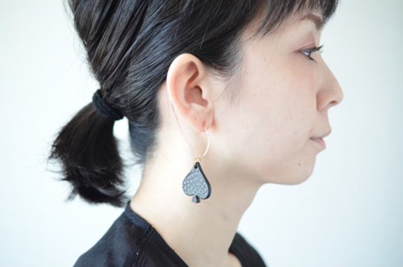 Trump ~ Spade ~ 【皮耳針/耳夾一隻耳朵】 - 耳環/耳夾 - 真皮 黑色