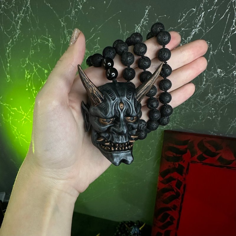 黒い鬼のマスクペンダントネックレス、小さな日本の鬼マスクとビーズ - ネックレス - レジン ブラック