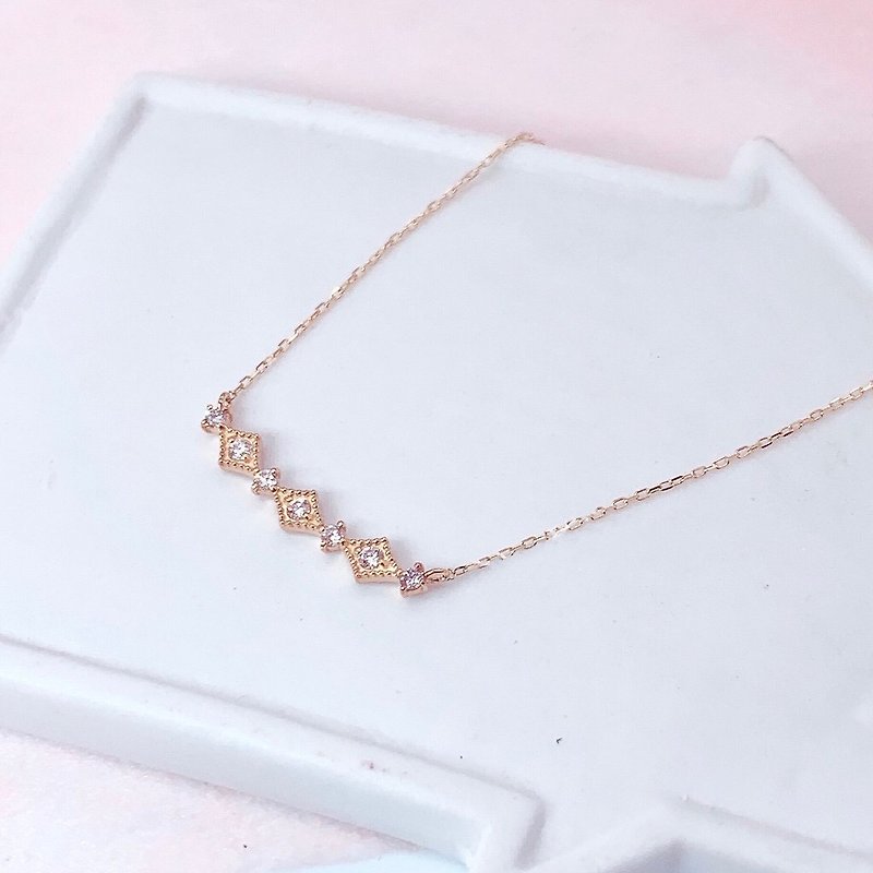 Aru 輕珠寶 微型珠寶 18k金 黃 復古花邊 鎖骨鏈 鑽石項鍊 - 項鍊 - 鑽石 金色
