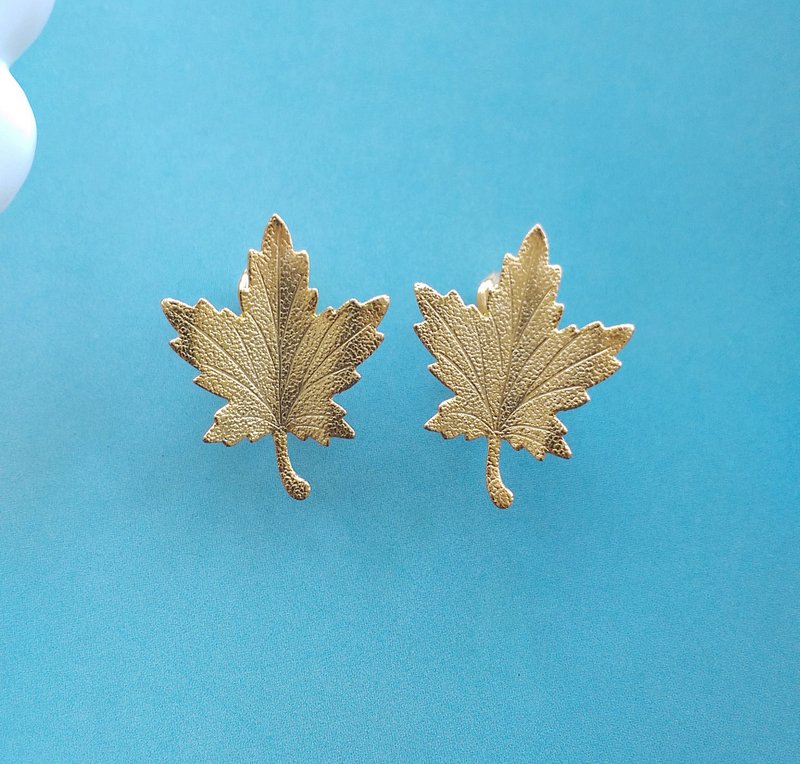 【西洋古董飾品 】金色調 細緻 小楓葉 葉子形 夾式耳環 - 耳環/耳夾/耳骨夾 - 其他材質 金色