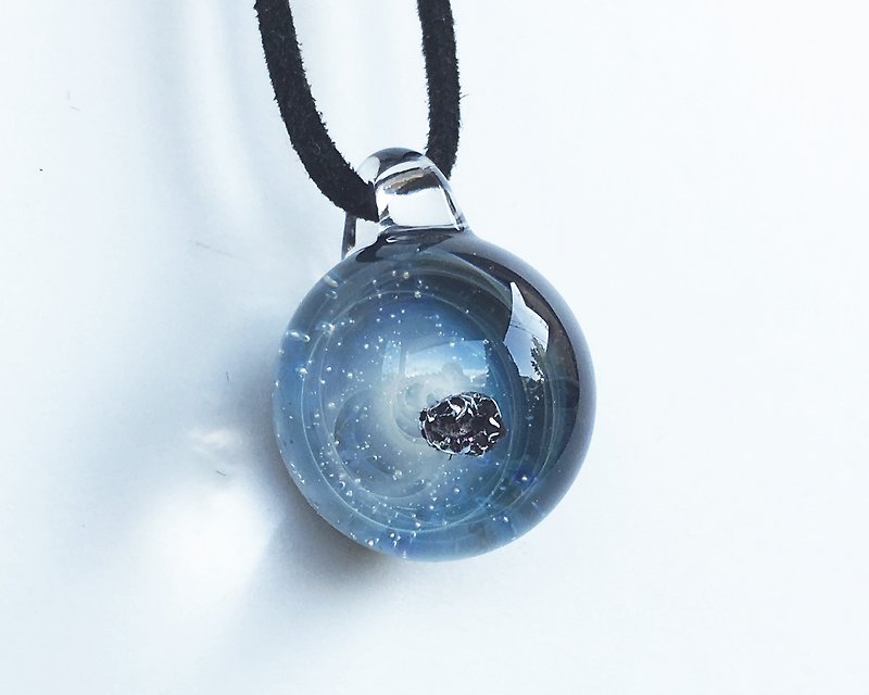隕石の世界 ver9 meteorite ギベオン隕石入り ガラス ペンダント 宇宙 - ネックレス - ガラス ブルー