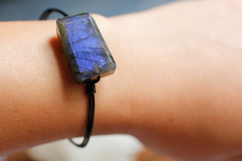 Extra Large Irregular Natural Blue Light Labradorite Bronze Bracelet One Object One Picture Boys Can Wear - สร้อยข้อมือ - เครื่องเพชรพลอย สีน้ำเงิน