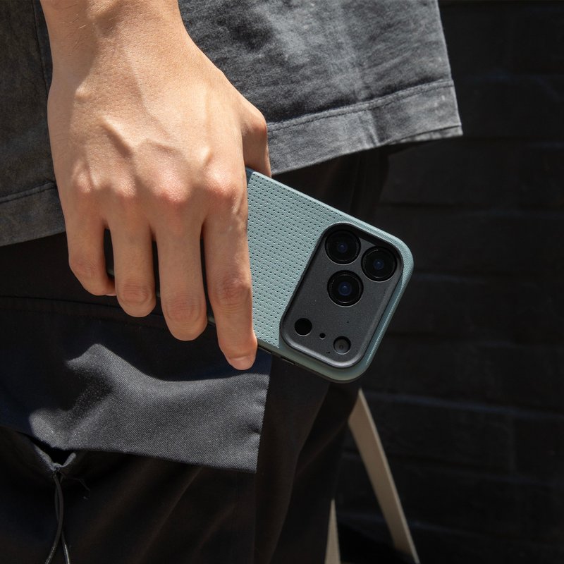 Native Union | ACTIVE輕盈皮革2.0手機殼 石墨綠 適用i17系列 - 手機殼/手機套 - 環保材質 綠色