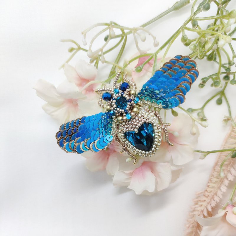 Jewelry Embroidery Stereo Crystal Insect Brooch - Blue Gold Peach Heart Butt Butt Insect Small Brooch - เข็มกลัด - วัสดุอื่นๆ สีน้ำเงิน