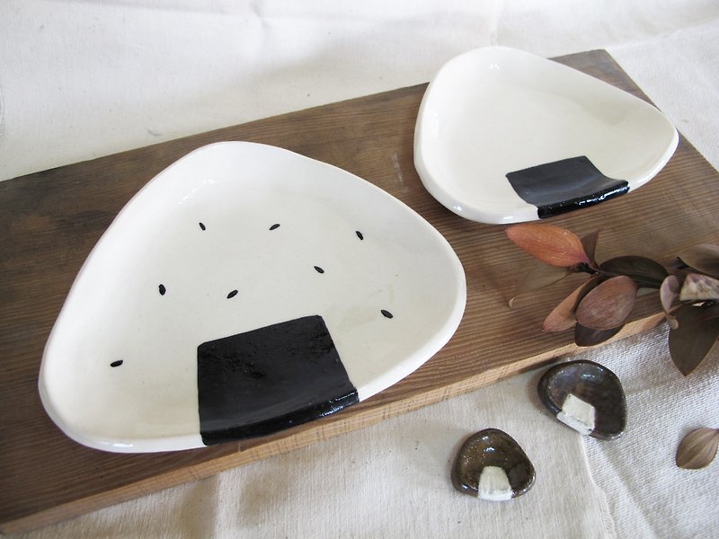 Hand-made rice ball shape plate-large - Plates & Trays - Porcelain White