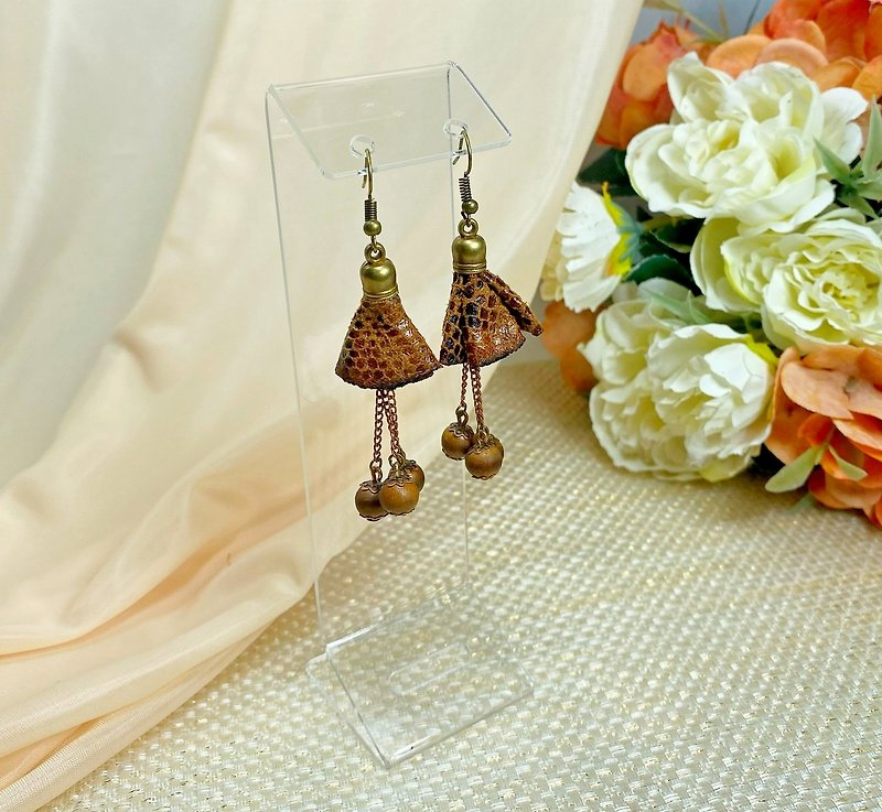 Handmade earrings with wooden beads. - 耳環/耳夾 - 其他材質 