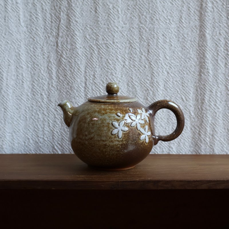 Tung flower wood fired pottery handmade teapot - ถ้วย - ดินเผา สีนำ้ตาล