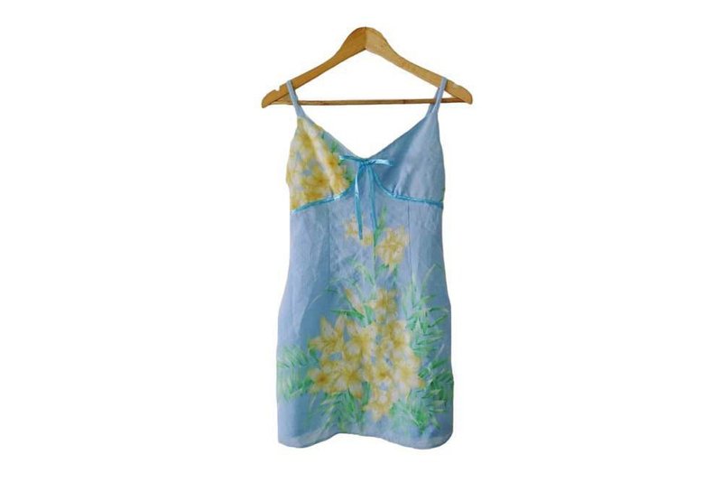 鮮やかなイエロ​​ーの花柄がプリントされた、明るいブルーのキャミソールミニドレス。キュートでハワイアンスタイルのデザインです。 - ワンピース - ポリエステル ブルー