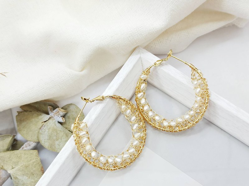 【金屬線勾勒系列】環狀天然珍珠18K包金耳針耳環 - 耳環/耳夾 - 珍珠 金色
