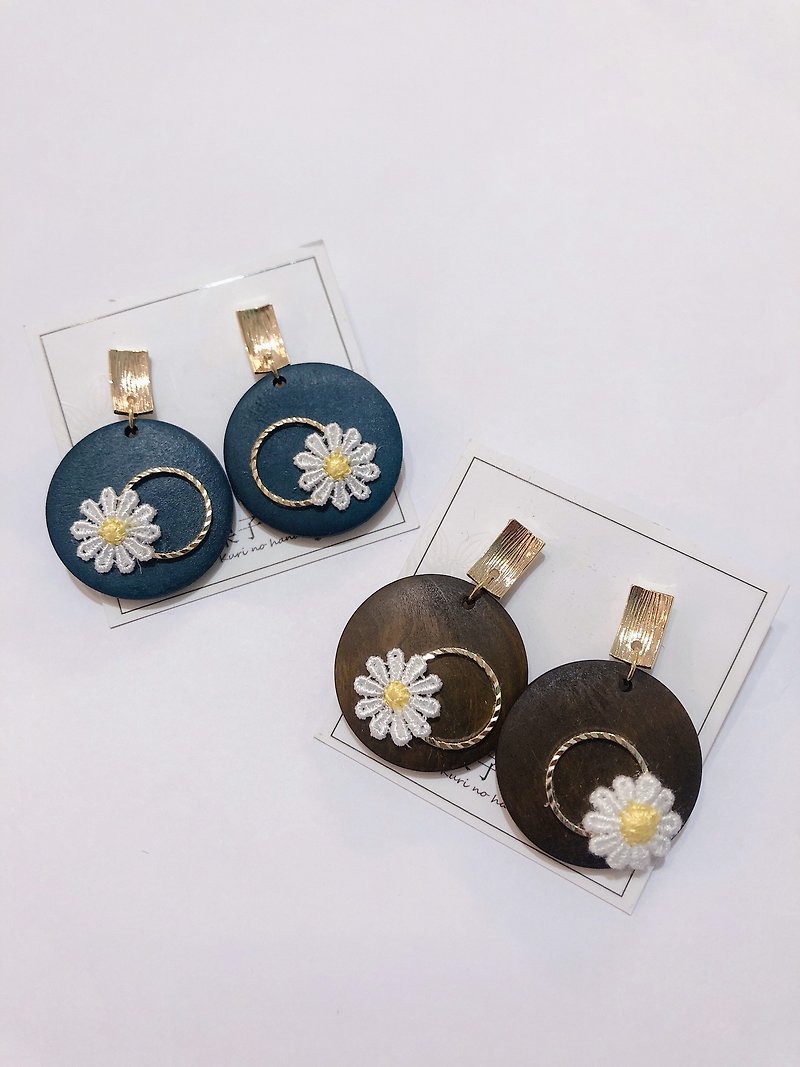 [Chestnut flower] wooden daisy earrings - ต่างหู - ไม้ สีนำ้ตาล