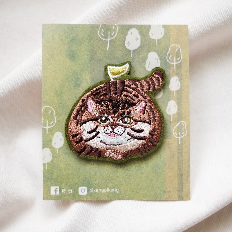 扁東貓刺繡別針 - 胸針 - 繡線 咖啡色
