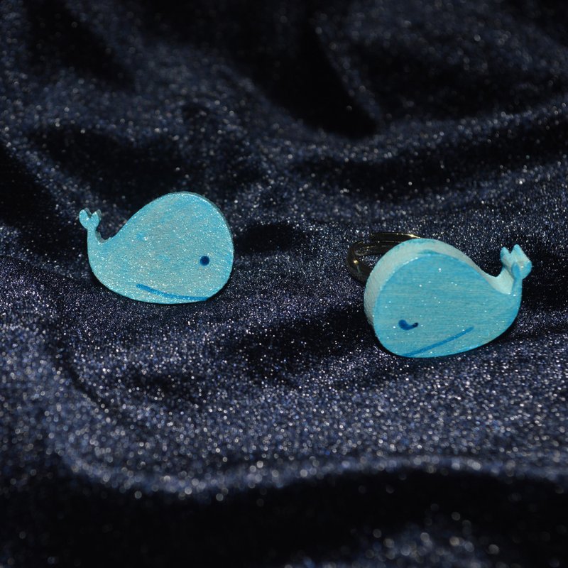 I am a fish blue pearly little whale ring hand-painted wooden - แหวนทั่วไป - ไม้ สีน้ำเงิน