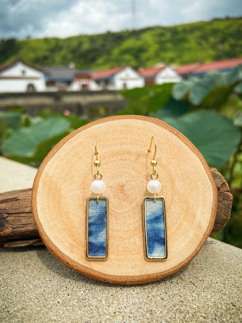 Rectangular blue-dyed pearl earrings - ต่างหู - วัสดุอื่นๆ 
