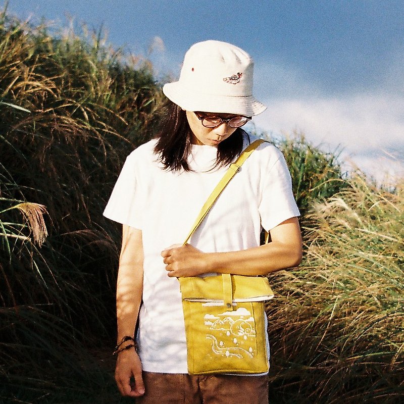 Traveling shiba Inu shoulder bag / mountain - Messenger Bags & Sling Bags - Cotton & Hemp Yellow