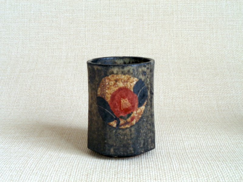 八角湯のみ  金銀彩紅椿a - 茶壺/茶杯/茶具 - 陶 黑色