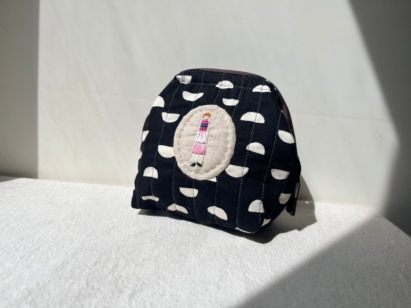 1000枚女子展-手刺繡手工衍縫支架拉鍊包-小半圓 - 錢包/皮夾/長短夾 - 棉．麻 