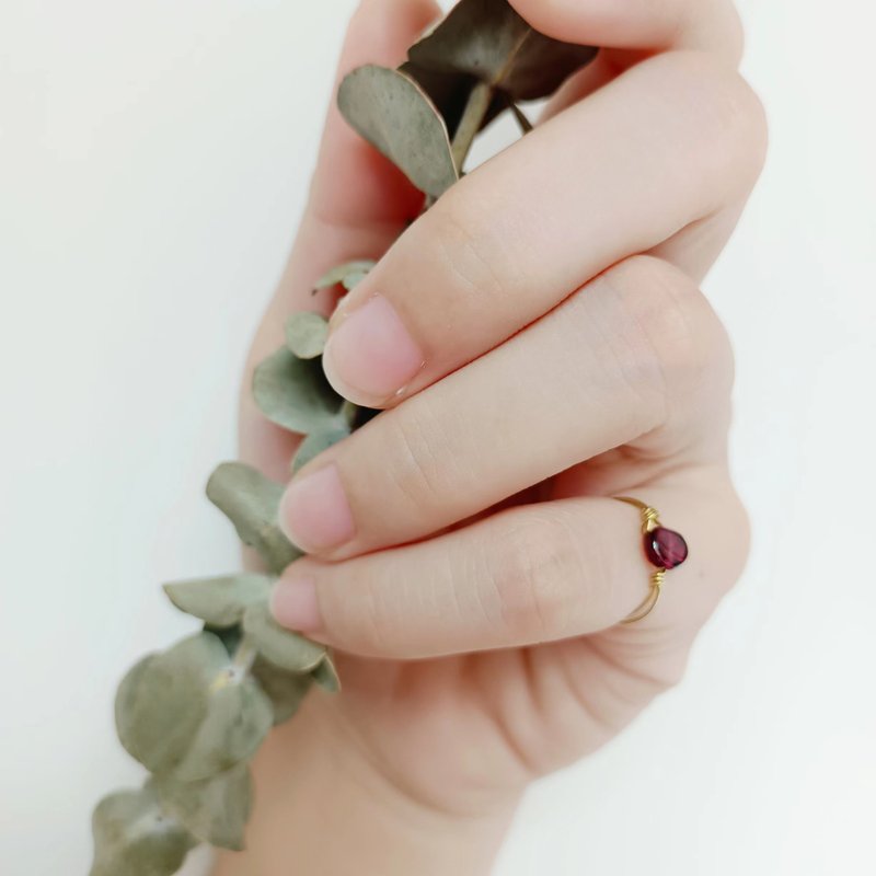 【石榴石戒指】切面水晶/手作纏繞銅線/可客製化戒圍 - 手鍊/手環 - 水晶 紅色