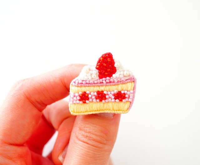 いちごのショートケーキのブローチ(ピンク) ビーズ刺繍ブローチ