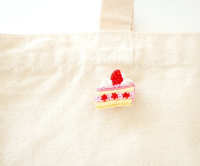 いちごのショートケーキのブローチ(ピンク) ビーズ刺繍ブローチ