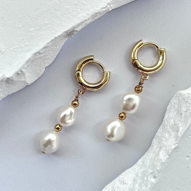 Baroque Pearl Drop Hoop Earrings - ต่างหู - ไข่มุก ขาว