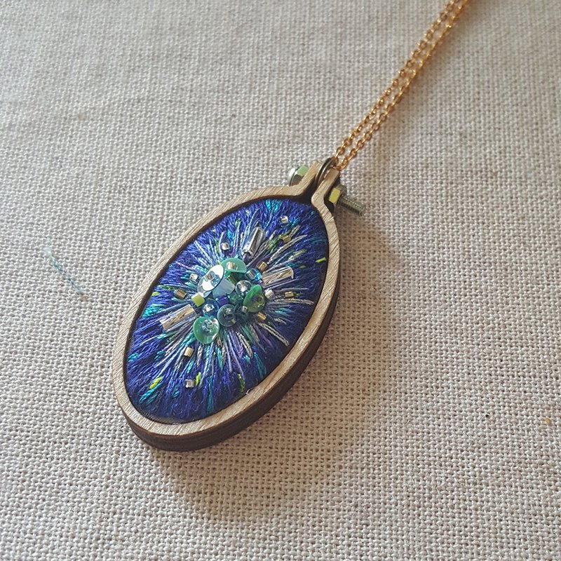【我的心靈小宇宙】 刺繡項鍊- 深邃藍色 - 項鍊 - 繡線 藍色