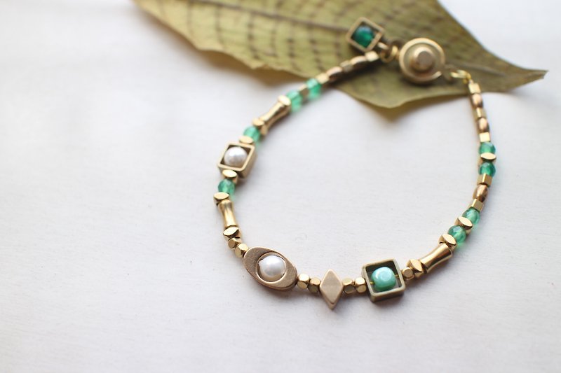 Shell/ Green agate/ Brass handmade bracelet - สร้อยข้อมือ - โลหะ 