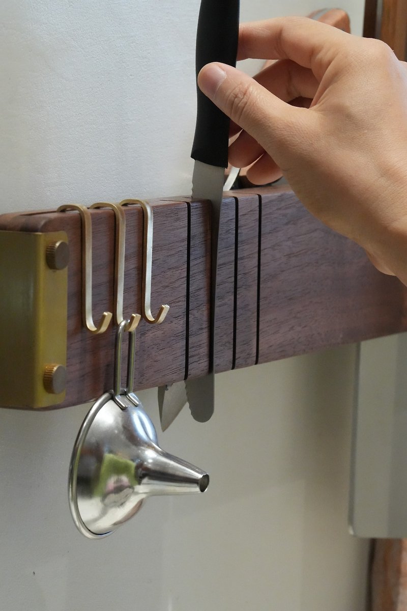 Wall-mounted magnetic knife holder. North American black walnut accentuates the beauty of knives. - มีด - ไม้ 