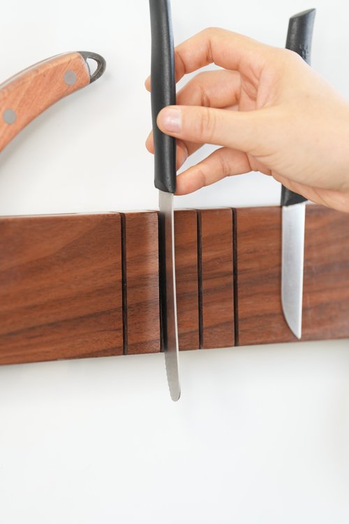 The minimalist wall-mounted magnetic knife holder highlights the beauty of  knives. North American black walnut - Shop CHONG Knives & Knife Racks -  Pinkoi