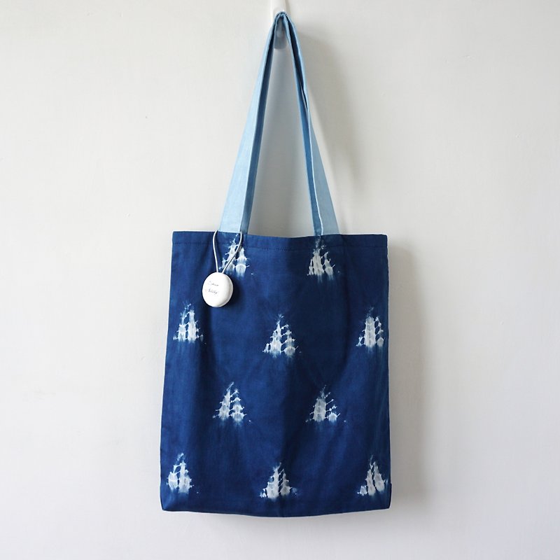 S.A x Floebergs, Indigo dyed Handmade Geometric Pattern Tote Bag - กระเป๋าแมสเซนเจอร์ - ผ้าฝ้าย/ผ้าลินิน สีน้ำเงิน