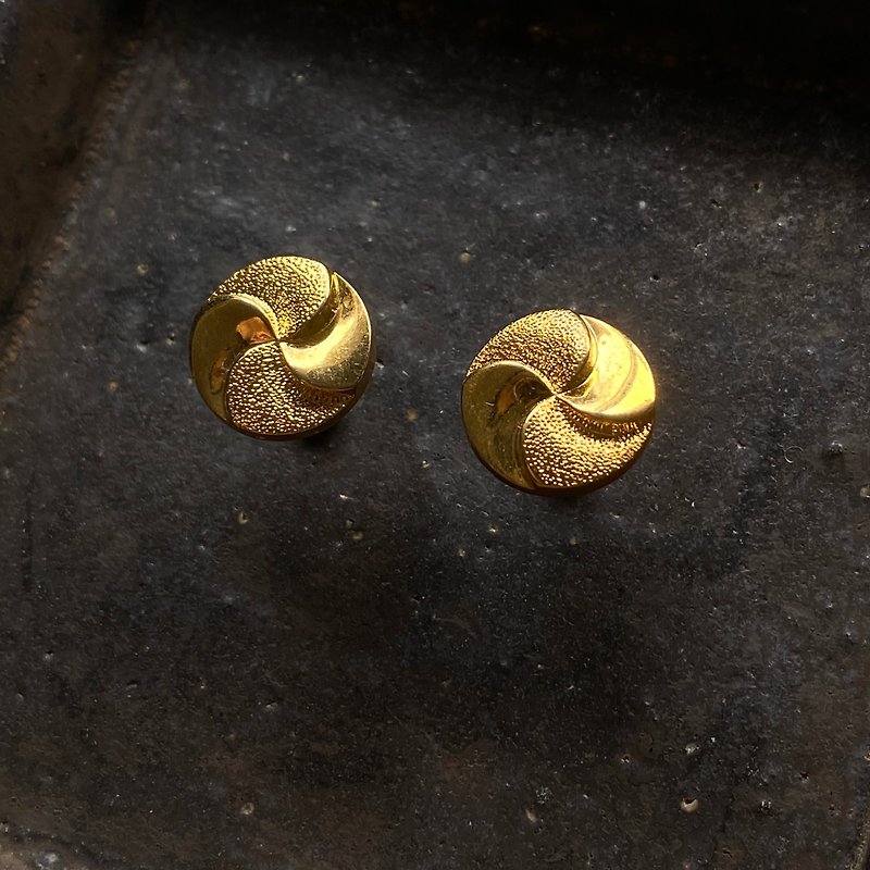 Golden pinwheel earrings - ต่างหู - พลาสติก สีทอง