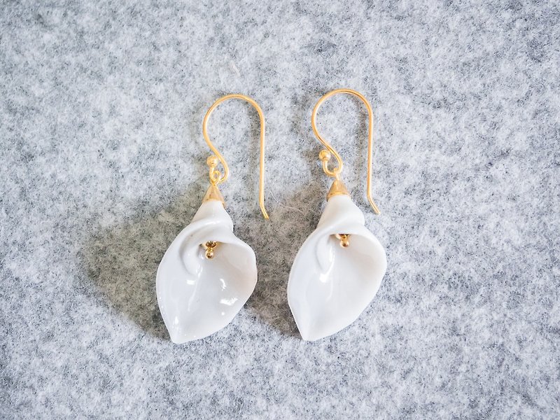 Calla Lily hook earring - white porcelain - sterling silver (925) - 耳環/耳夾 - 陶 白色