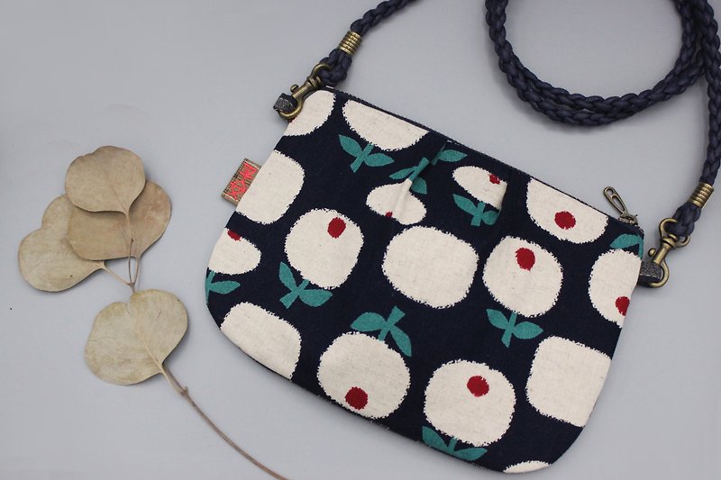 Peaceful side backpack - swaying red core white flower (dark blue strip), double-sided two-color back - กระเป๋าแมสเซนเจอร์ - ผ้าฝ้าย/ผ้าลินิน สีน้ำเงิน