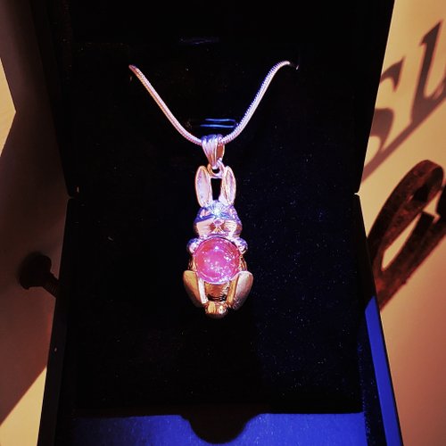 Treasures Of Q 純銀毛髮琉璃兔墜子(含禮盒)
