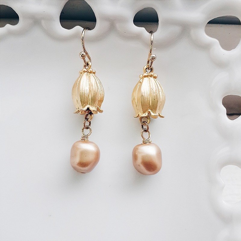Earrings lily of the valley pearl gold (can be changed to clip-on style) - ต่างหู - วัสดุอื่นๆ สีทอง