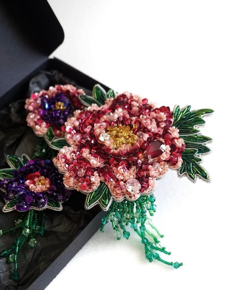 Handmade beaded flower brooch - เข็มกลัด - วัสดุอื่นๆ หลากหลายสี