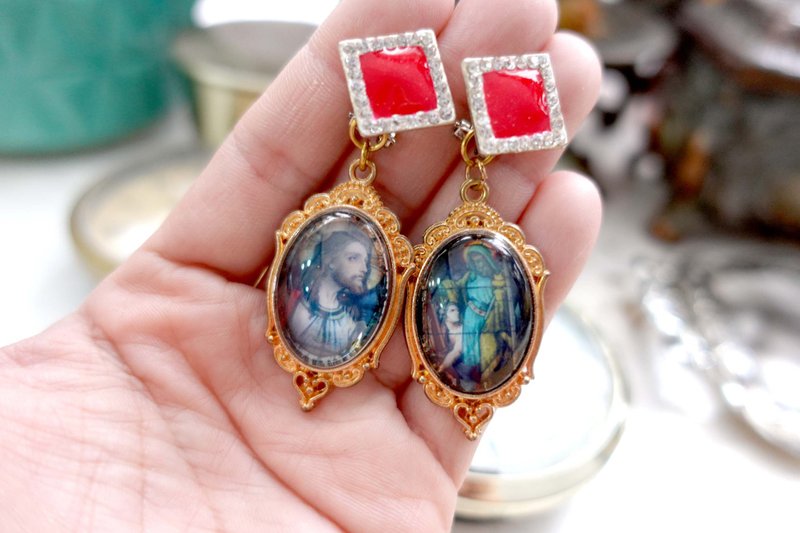 A pair of hand-made Italian religious style earrings with window grilles in the church of Our Lady of Jesus Christ by TIMBEE LO - ต่างหู - โลหะ หลากหลายสี