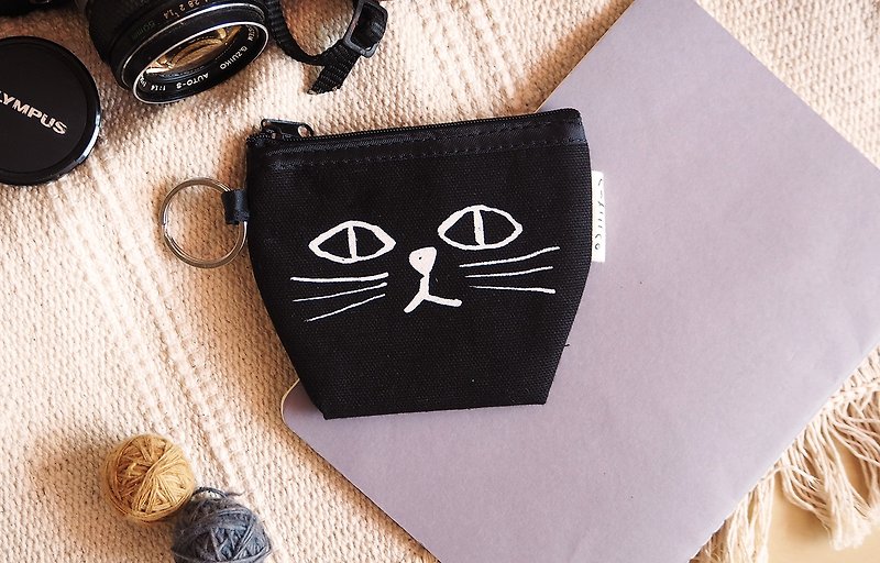 coin bag hand print with black cat - กระเป๋าใส่เหรียญ - ผ้าฝ้าย/ผ้าลินิน สีกากี