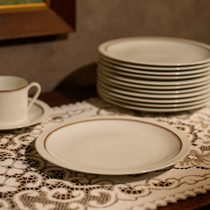 Vintage Bavarian dinner / Breakfast plates made by Arzberg - Plates & Trays - Porcelain White